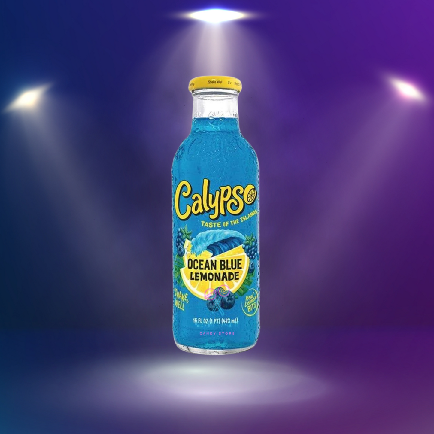 Eine Flasche Ocean Blue Lemonade mit blauem Himbeergeschmack, die vor einem blauen Hintergrund steht und Frische und Erfrischung vermittelt.