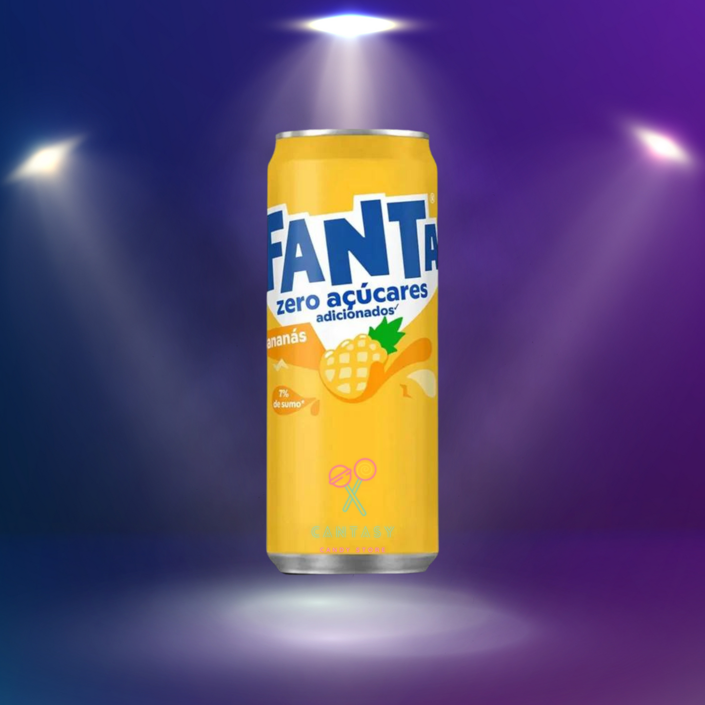 Fanta Ananas Zero Sugar aus Portugal: Eine Flasche mit einem Etikett, das den erfrischenden Geschmack der Limonade bewirbt, umgeben von saftigen Ananasfrüchten. Eine kalorienarme Alternative, die den tropischen Geschmack einfängt, ohne Zucker zuzusetzen.