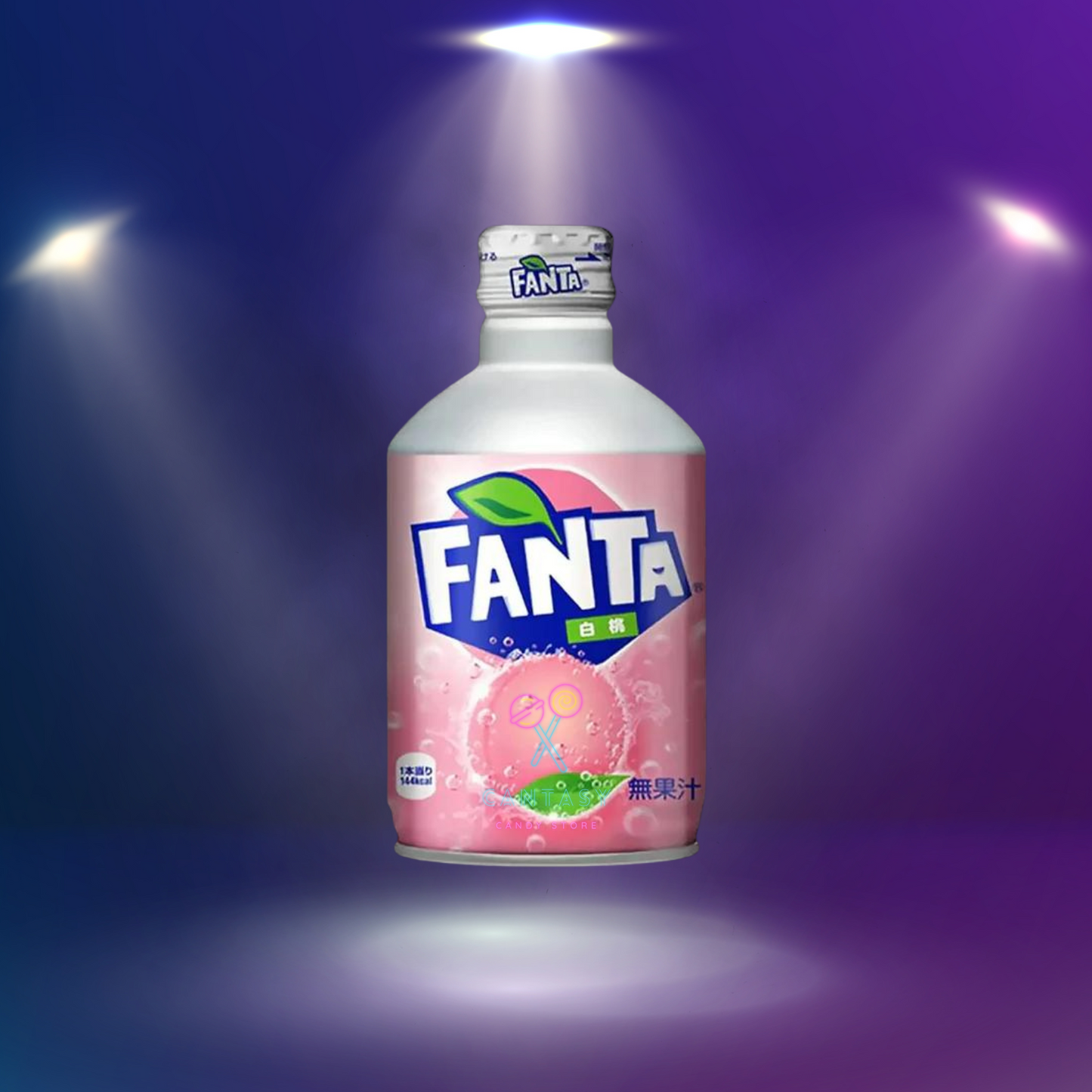 Fanta Peach aus Japan: Eine Aluminiumflasche mit einem Etikett, das die erfrischende Limonade bewirbt, umgeben von Pfirsichen. Genießen Sie einen Schluck, um Ihren Durst zu stillen, und bewahren Sie den Rest für später auf. Herkunft: Import aus Japan.