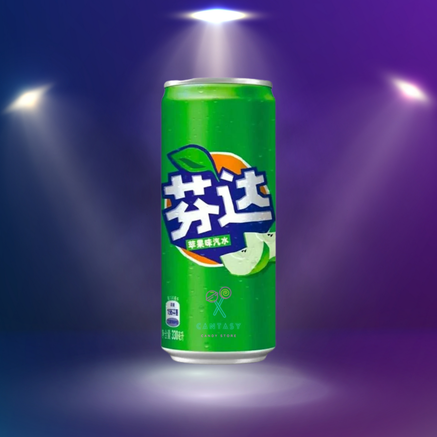 Fanta Green Apple aus China: Eine Dose mit einem Etikett, das den erfrischenden Geschmack der Limonade bewirbt, umgeben von gruenen Aepfeln. Eine erfrischende Erfrischung, die ihresgleichen sucht!