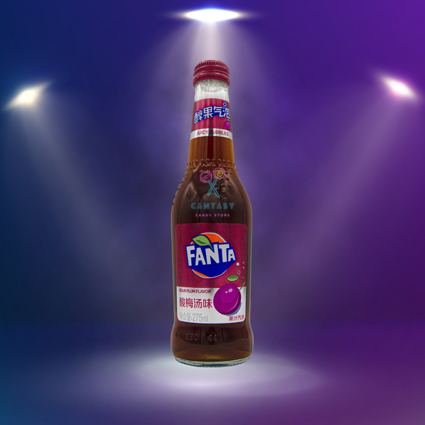 Fanta Sour Plum: Eine elegante 275ml Glasflasche mit einem Label, das die exklusive Geschmacksrichtung der Limonade bewirbt, umgeben von sauren Pflaumen. Diese erfrischende Fanta begeistert mit ihrem unverwechselbaren sauren Pflaumengeschmack, gewonnen aus den köstlichsten und fruchtigsten Pflaumen. 