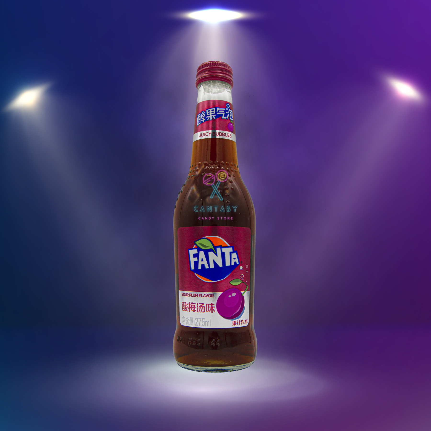 Fanta Sour Plum: Eine elegante 275ml Glasflasche mit einem Label, das die exklusive Geschmacksrichtung der Limonade bewirbt, umgeben von sauren Pflaumen. Diese erfrischende Fanta begeistert mit ihrem unverwechselbaren sauren Pflaumengeschmack, gewonnen aus den köstlichsten und fruchtigsten Pflaumen. 